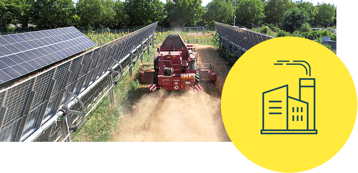 Landmaschine zwischen hochgeklappten Solarpanels und Icon