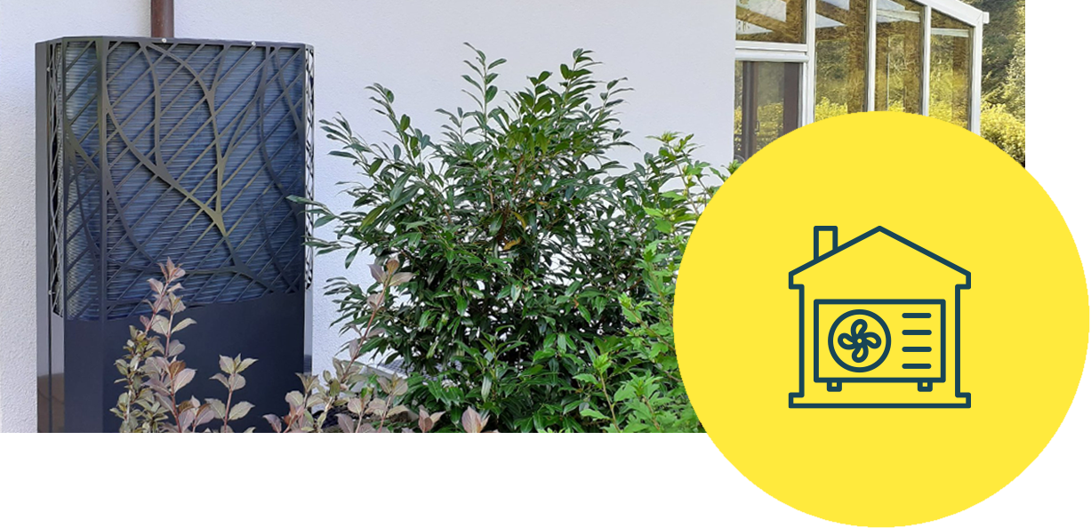 Wärmepumpe vor Hausfassade und Icon